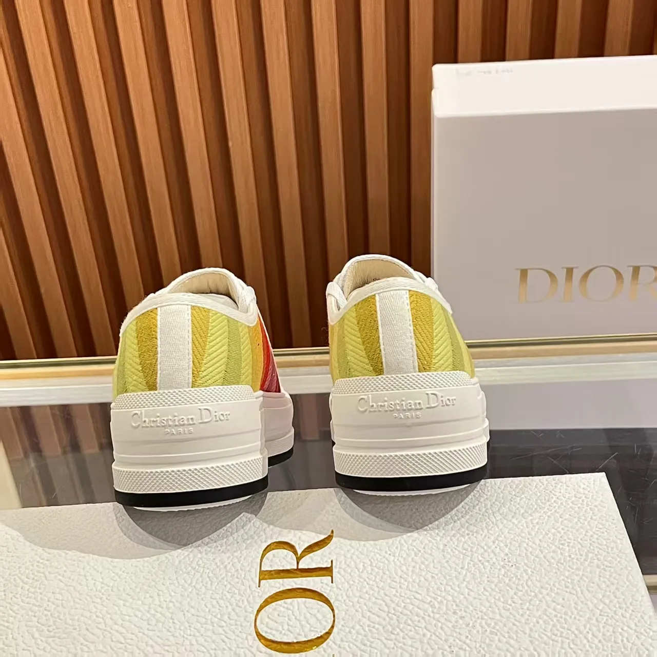 👟👟Ex-factory price 520👟👟 Walk‘n’Dior embroidered mid-top casual shoes are new in 2025. On the fashion stage, Dior embroidered shoes are the well-deserved protagonist. Delicate stitching is used on the upper, every stitch is devoted to the craftsman's efforts, and every thread is woven with artistic poetry. From complex floral patterns to smart geometric textures, embroidery is like the magic that gives shoes life, allowing them to show dynamic beauty even in static conditions.   Wearing Dior embroidered shoes feels like stepping into a dream world full of art. It is not only a pair of shoes, but also a walking piece of art that perfectly integrates fashion and culture. Whether you are strolling on the bustling city streets or attending important social occasions, Dior embroidered shoes can add unique charm to your style and become the focus of everyone's attention.   Choosing Dior embroidered shoes means choosing a persistent pursuit of quality and a unique understanding of fashion. Let it accompany you through every wonderful moment and leave your own fashion mark.  Material: Sheepskin lining, feet, silk cowhide, size 35-41, heel height 5cm